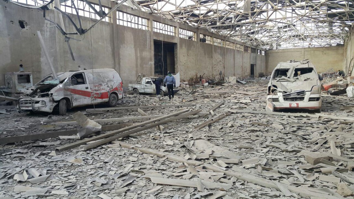 Due ambulanze nel quartiere di Al-Marj, Ghouta orientale vicino Damasco, distrutte da un attentato aereo lunedì 05.12.2016 © MSF