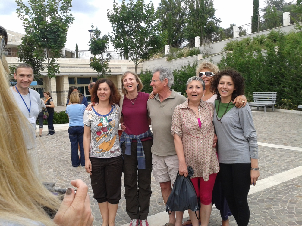 Jon Kabat Zinn con degli allievi del corso di mindfulness